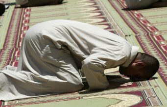 নামাযের জন্য ডাকা হলে কাজ কাম বন্ধ করে নামাযে ধাবিত হতে হবে