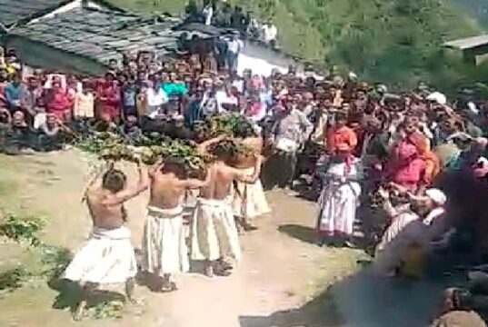 যে গ্রামের মানুষ ৫ দিন উলঙ্গ থাকে।