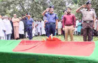ভোলাহাটে রাষ্ট্রীয় মর্যাদায় বীর মুক্তিযোদ্ধা কুদ্দুস মাস্টারের দাফন সম্পন্ন