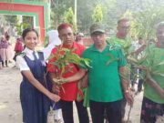 পঞ্চগড়ে ৬ শতাধিক শিক্ষার্থী পেল বিভিন্ন প্রজাতির ফলজ গাছের চারা