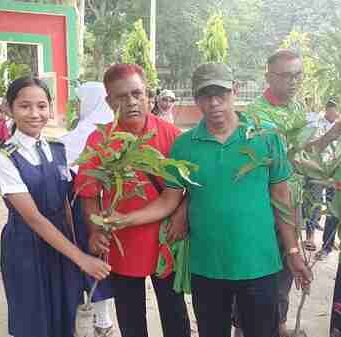 পঞ্চগড়ে ৬ শতাধিক শিক্ষার্থী পেল বিভিন্ন প্রজাতির ফলজ গাছের চারা