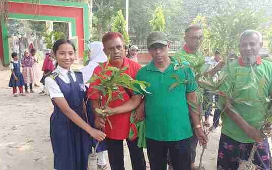 পঞ্চগড়ে ৬ শতাধিক শিক্ষার্থী পেল বিভিন্ন প্রজাতির ফলজ গাছের চারা