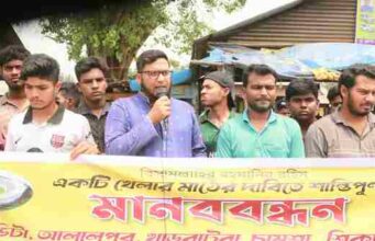 ভোলাহাটে খেলার মাঠের জন্য মানববন্ধন করেছেন স্বেচ্ছাসেবি সংগঠন