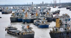 জ্বালানি সংকটে স্থবির মোংলা বন্দর তেল না পেয়ে অলস শত শত লাইটার জাহাজ, পণ্য খালাস বন্ধের পথে — বাড়ছে জাহাজ ভাড়া, বিপাকে আমদানিকারক ও শিল্পকারখানা