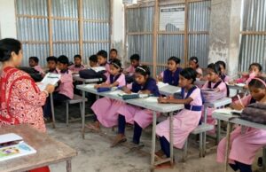 ১৬ বছর ধরে স্কুল ভবনে পুলিশ ফাঁড়ি, গবাদি পশুর আশ্রয়কেন্দ্রে চলছে শিশুদের পাঠদান