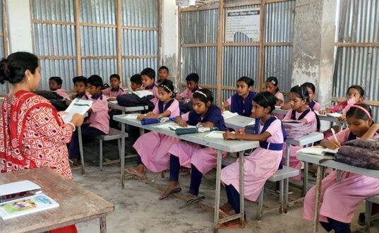 ১৬ বছর ধরে স্কুল ভবনে পুলিশ ফাঁড়ি, গবাদি পশুর আশ্রয়কেন্দ্রে চলছে শিশুদের পাঠদান