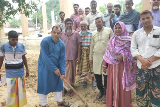রাজস্ব অর্থায়নে ৩ নং নাচোল ইউনিয়ন পরিষদের বিভিন্ন গ্রামে ১৫টি বিশুদ্ধ পানি মটার বসানোর শুভ উদ্বোধন করলেন চেয়ারম্যান সফিকুল ইসলাম।
