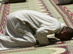 নামাযের জন্য ডাকা হলে কাজ কাম বন্ধ করে নামাযে ধাবিত হতে হবে