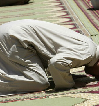 নামাযের জন্য ডাকা হলে কাজ কাম বন্ধ করে নামাযে ধাবিত হতে হবে