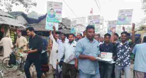 ভোলাহাটে আশরাফ চেয়ারম্যানের পক্ষে রায়হানের গণসংযোগ ও লিফলেট বিতরণ