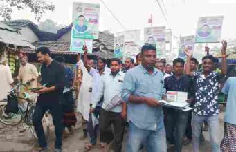 ভোলাহাটে আশরাফ চেয়ারম্যানের পক্ষে রায়হানের গণসংযোগ ও লিফলেট বিতরণ