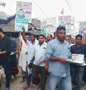 ভোলাহাটে আশরাফ চেয়ারম্যানের পক্ষে রায়হানের গণসংযোগ ও লিফলেট বিতরণ