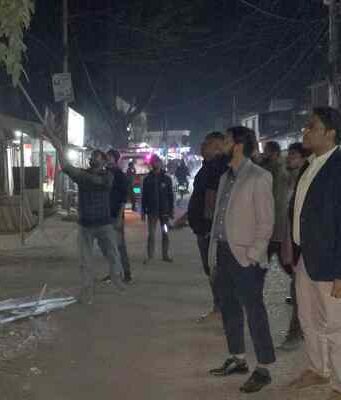 ভোলাহাটে ব্যানার-ফেস্টুন সরাতে ব্যস্ত সময় পার করছেন উপজেলা প্রশাসন