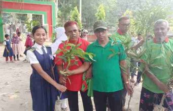 পঞ্চগড়ে ৬ শতাধিক শিক্ষার্থী পেল বিভিন্ন প্রজাতির ফলজ গাছের চারা