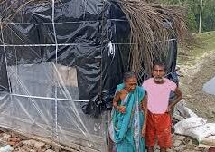 দৃষ্টি প্রতিবন্ধী বিধান রায়ের ৩০ বছরের সংগ্রাম, বৃদ্ধ মাকে নিয়ে টোং ঘরে মানবেতর জীবন