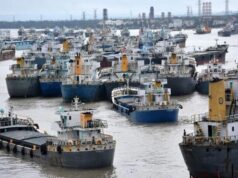 জ্বালানি সংকটে স্থবির মোংলা বন্দর তেল না পেয়ে অলস শত শত লাইটার জাহাজ, পণ্য খালাস বন্ধের পথে — বাড়ছে জাহাজ ভাড়া, বিপাকে আমদানিকারক ও শিল্পকারখানা