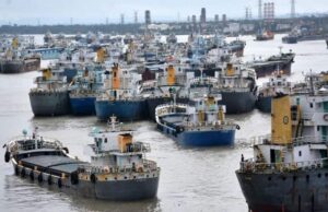জ্বালানি সংকটে স্থবির মোংলা বন্দর তেল না পেয়ে অলস শত শত লাইটার জাহাজ, পণ্য খালাস বন্ধের পথে — বাড়ছে জাহাজ ভাড়া, বিপাকে আমদানিকারক ও শিল্পকারখানা