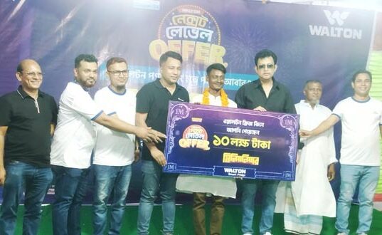 বাগেরহাটে ওয়ালটন ফ্রিজ কিনে ১০ লাখ টাকা পেলেন দিনমুজুর কুদ্দুস