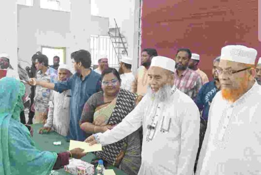 তানোরে ৪শ’ অসহায় মানুষের মাঝে আর্থিক সহায়তার অর্থ বিতরণ করলেন এমপি অধ্যাপক মজিবুর রহমান