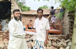 ঘূর্ণিঝড়ে ক্ষতিগ্রস্ত ২টি পরিবারকে নগদ অর্থসহতা করলেন পৌর জামাতের আমির ও মেয়র মনিরুল ইসলাম